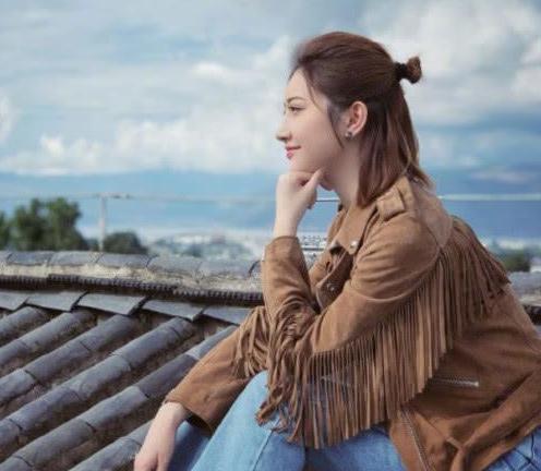 景甜现身高奢活动，只看上半身就惊艳全场，网友：看到腿我沉默了