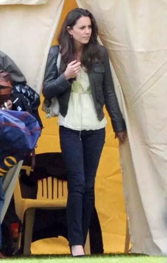 凯特王妃休闲装很舒适，手中行李包很不搭!网友:像外出的打工妹