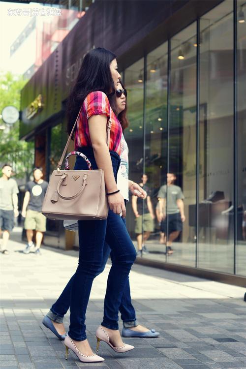 出门为什么要穿尖头细高跟,看了她们的搭配,你也会选这款鞋子