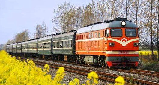 火车半夜经过一些地方，为什么强制拉上窗帘呢？长知识了