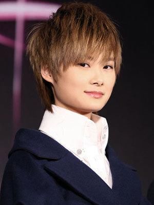 这是李宇春吗？穿上紫色蛋糕裙后，网友：美到认不出来