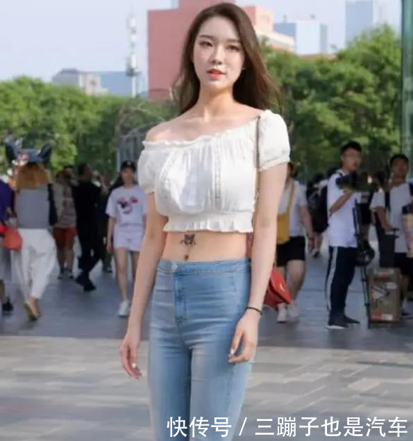  『美女』街拍：皮肤白皙的美女，一件白色短袖配黑色短裤，时尚运动气息
