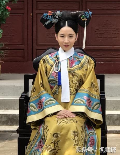 董洁亮相机场，穿紫色毛衣搭配运动长裤，网友：真不嫌热