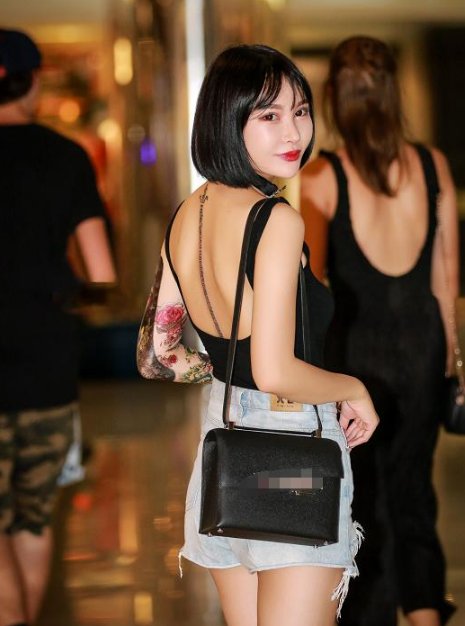 街拍:如果能被图5小姐姐壁咚，你一定会心跳加速!