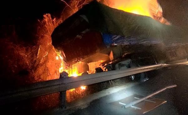 安徽合肥突发惨烈交通事故 两货车高速相撞起火
