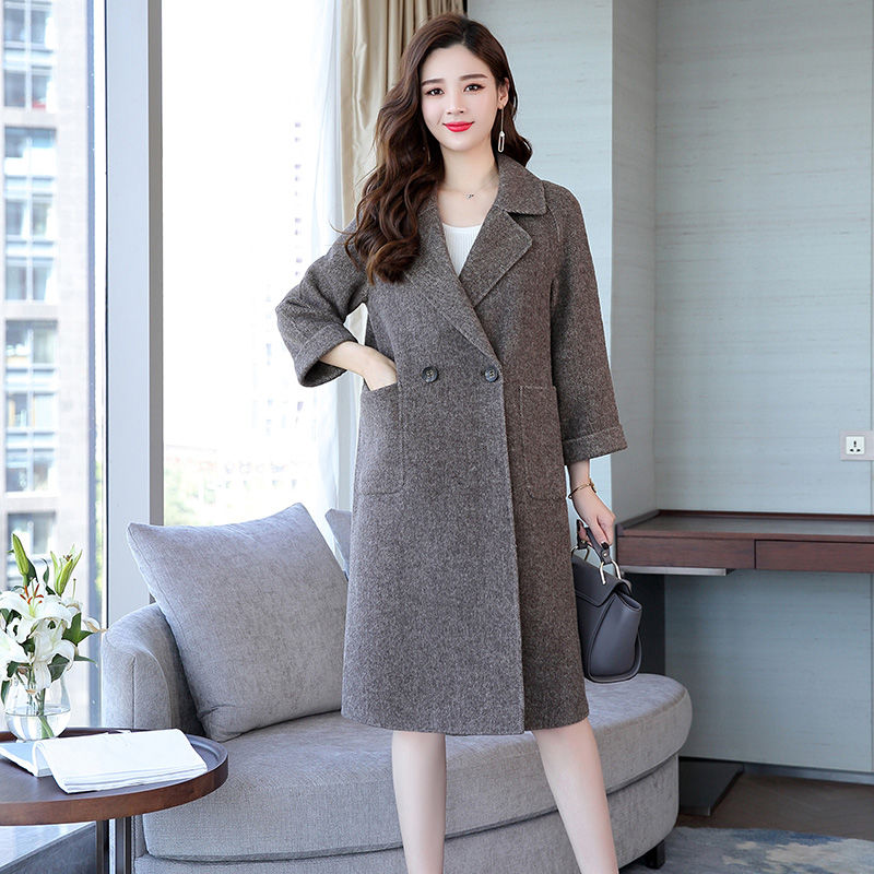 今年流行一款高档大衣:呢外套，搭配黑色打底裤，简直漂亮不像话