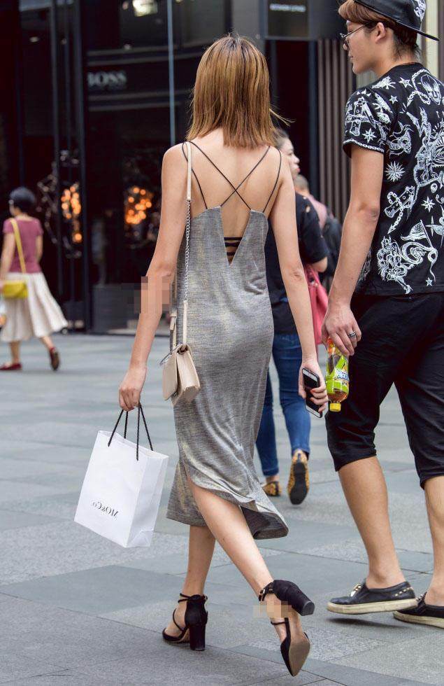 窈窕小姐姐穿着银色吊带连衣裙, 娇小的身材也很有女人味儿