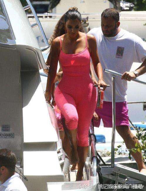 卡戴珊美炸了！这么紧的连体裤竟塞得下，网友：这身材逼死多少人