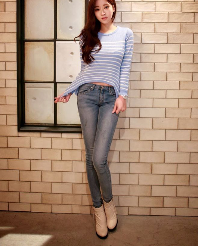 紧身牛仔裤美女，搭配裹胸上衣，尽显完美身材曲线，性感妩媚！