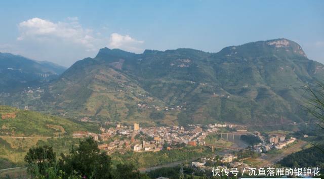 又一中国奇迹：云贵高原造出世界最高大桥，565米的高度折服世界