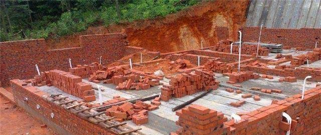  「村民」国家禁止农村使用红砖建房，但村民却还在用，这到底是