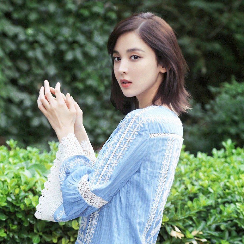 娜扎预测黄铜包边帆布鞋将成爆款，Tory Burch把浪漫融入运动风!