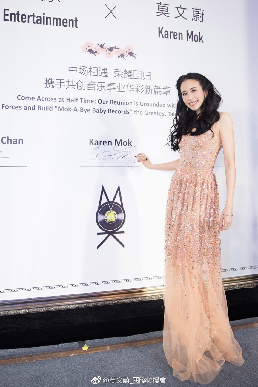 太辣眼睛了！莫文蔚花纹打底裤穿出大妈气质，网友：相信你48岁