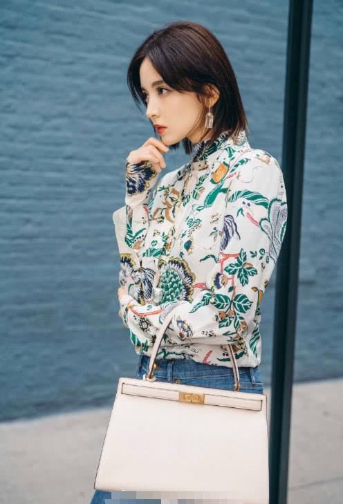 古力娜扎尴尬了！竟把直筒裤穿成紧身裤，网友：相信你体重过百了