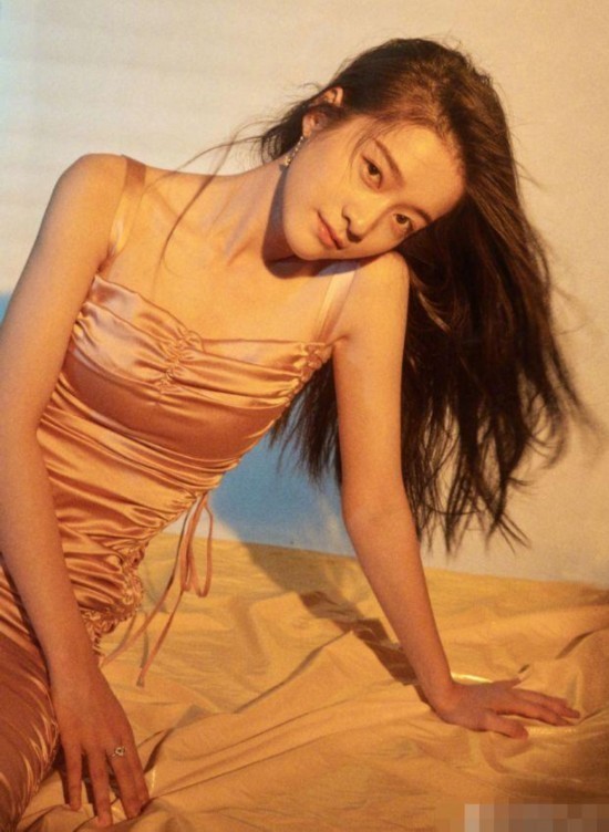 撞衫两次都输？同一条香槟裙，热巴身材好到爆，她却太瘦撑不起！