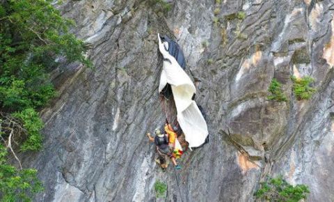 奥地利男子在泰国挑战跳伞不慎卡岩壁上 悬挂