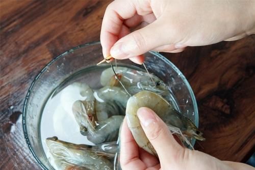  『比油』大虾用上这做法，比油焖大虾还香，鲜香酸甜，孩子爱吃不挑食了