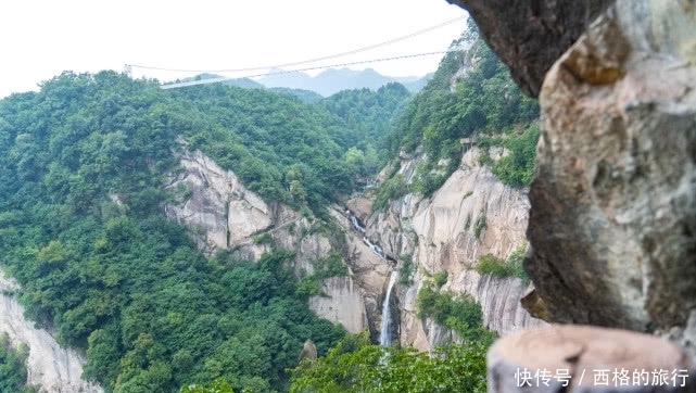 河南人又一“惊天”之作，悬崖凿出5个山洞看景，脚下是万丈深渊