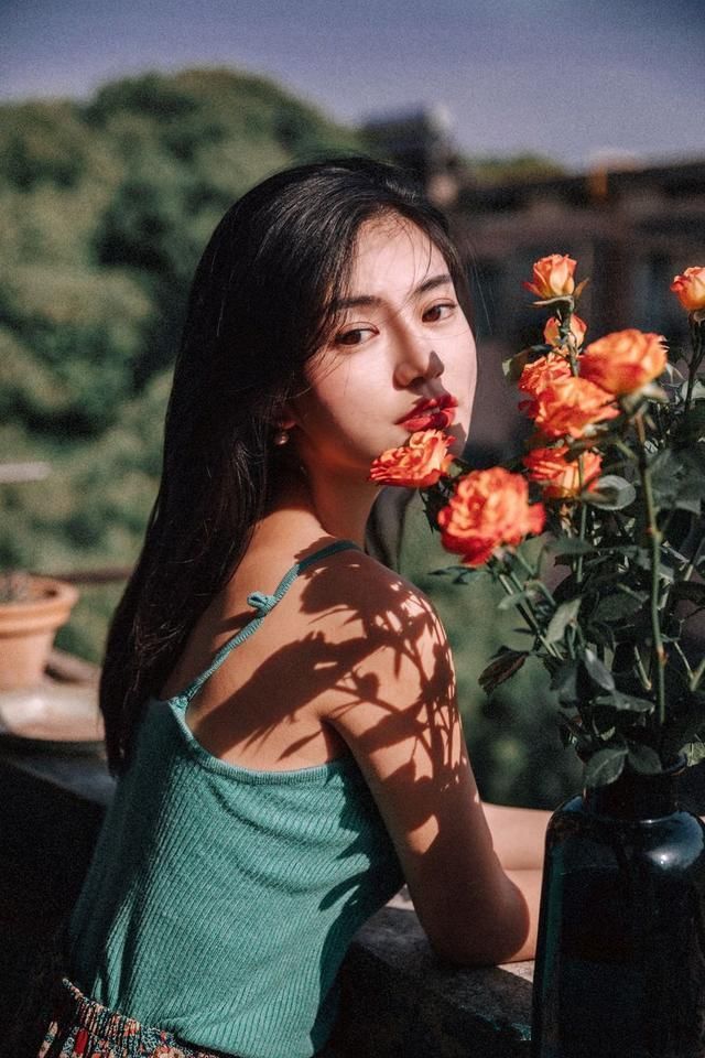 绿色柔软吊带裙，迷人目光的留恋去处，为何如此美丽