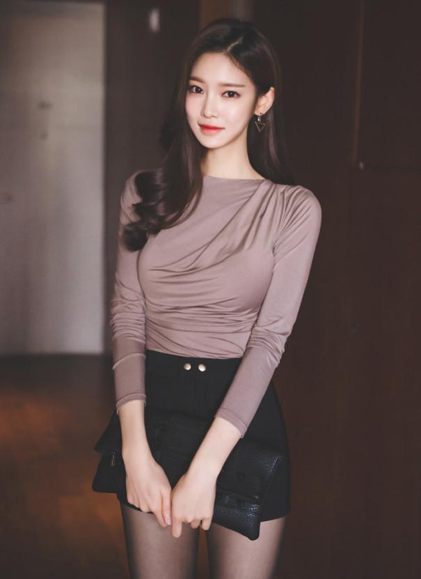 室内美女写真集：紧身上衣搭配黑色短裤，展示性感好身材，非常美