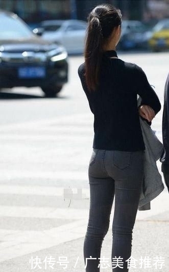  「气质」街拍：女孩修身T恤搭配紧身牛仔裤，典雅清纯的气质让人喜欢