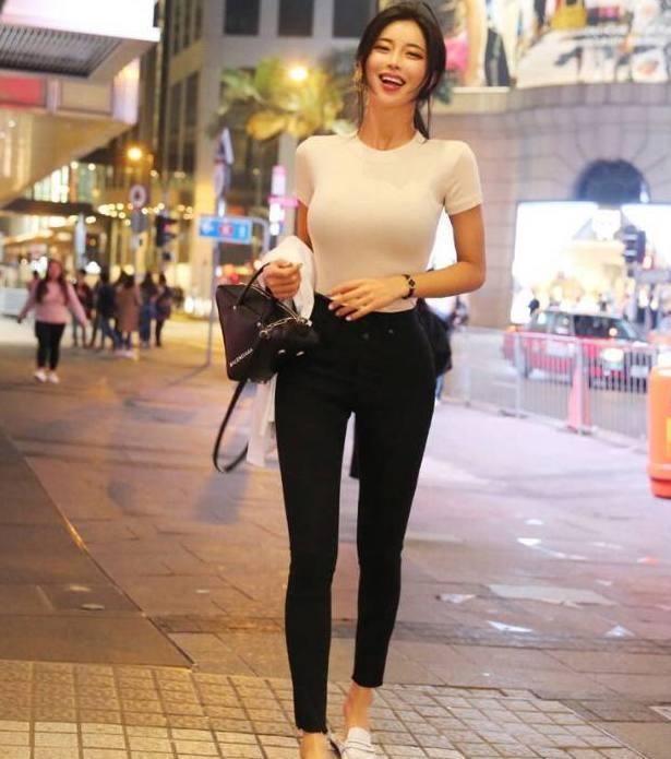 街拍秀，爱穿紧身裤的小姐姐，时尚感十足