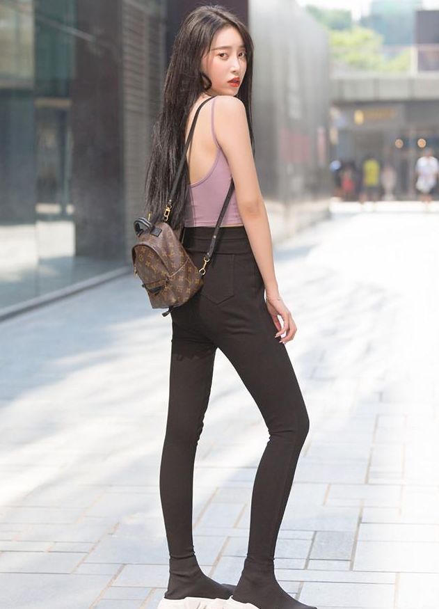 潇洒浪漫的打底裤美女，精致搭配，更加吸睛夺目！