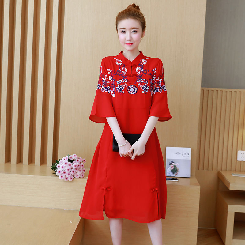 身材微胖的女人，穿一身旗袍，搭配高跟鞋，似露非露，美到极致