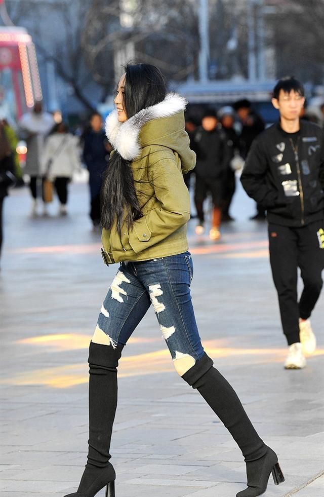  #平底高筒#美女用多种多样计划方案组成高筒靴与运动长裤，一下子获得复购