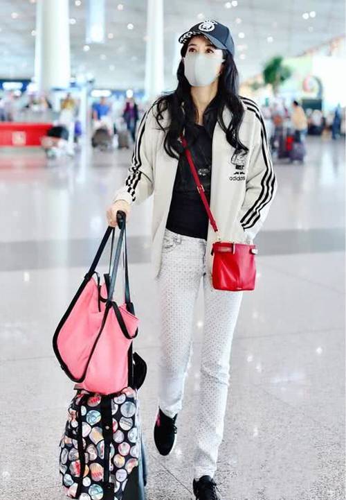 莫文蔚难得秀回身材，却被男助理的“美腿”抢了风头，网友：服！