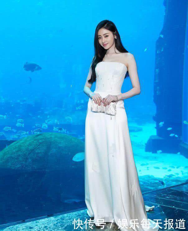 张天爱真够拼的! 穿的蕾丝肚兜快掉还浑然不知 这样的尺寸谁来管