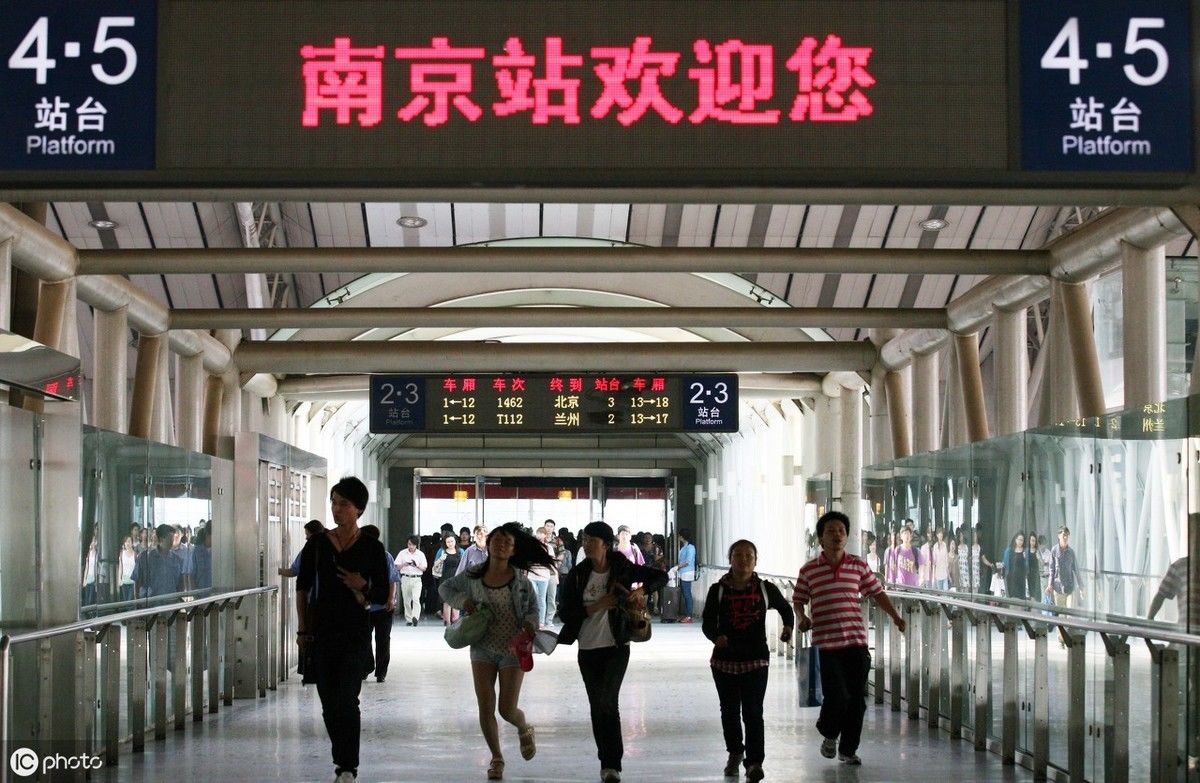 我国最便捷的火车站，门口就是景区，坐车旅游两不误，网友:真棒