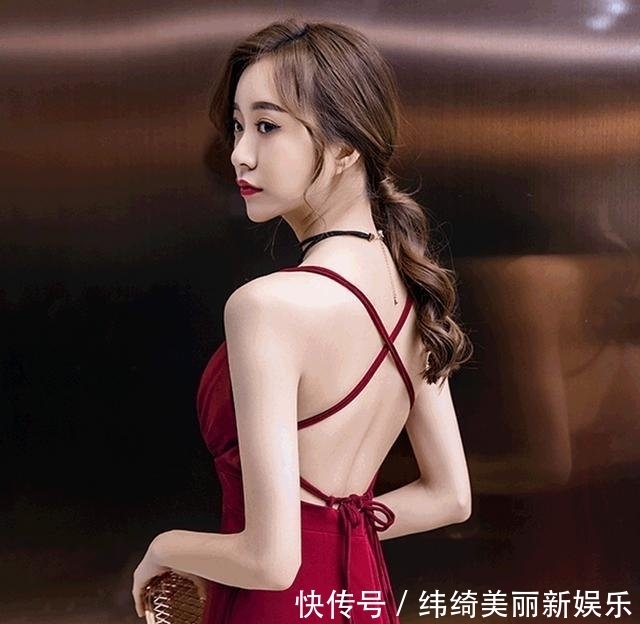  「勾勒」皮肤白皙水嫩的小姐姐, 吊带连衣裙勾勒出曼妙曲线, 性感又优雅