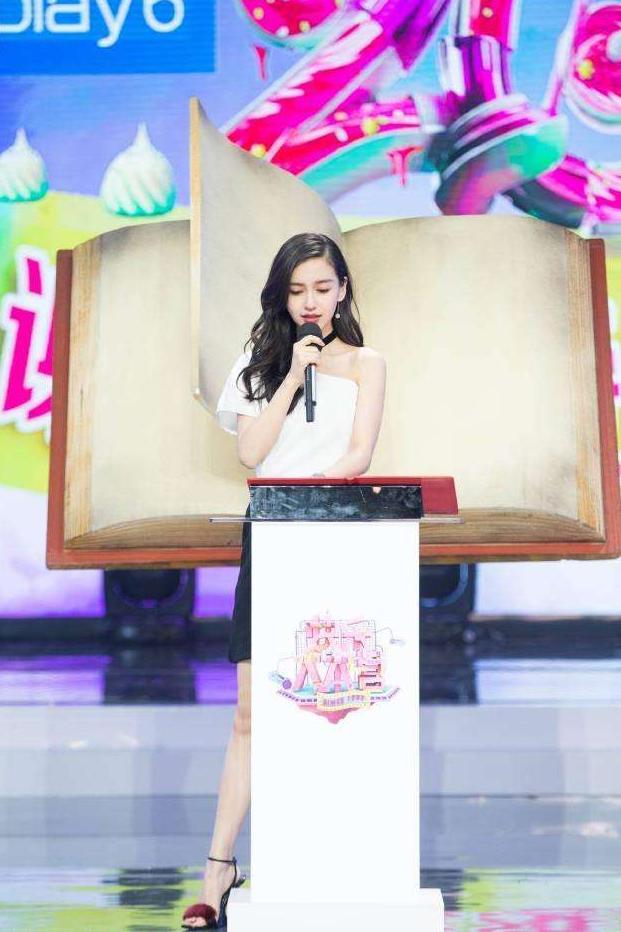 杨颖快本捞金, 穿开叉到大腿根部短裙, 网友却把注意力放在鞋子上