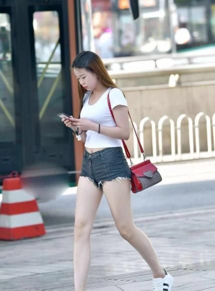  [位小姐姐]街拍：小姐姐一条纯白色的牛仔短裤，腰身纤细，身材火辣