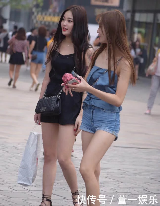 姿色绝佳吊带小美女，闺蜜丰满的身材把她秒杀，皮肤白身材好两位