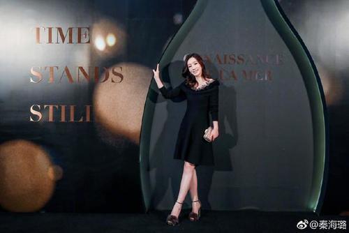 40岁秦海璐装嫩太用力，白色蛋糕裙穿出58岁老粗腿，网友：真尴尬