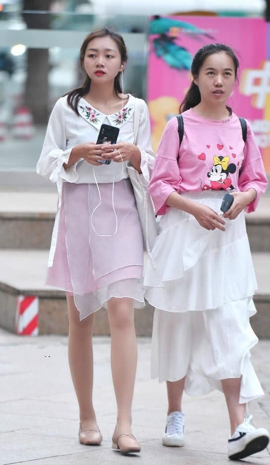 多肉女孩觉得穿短裙很显腿粗?不妨加一层白