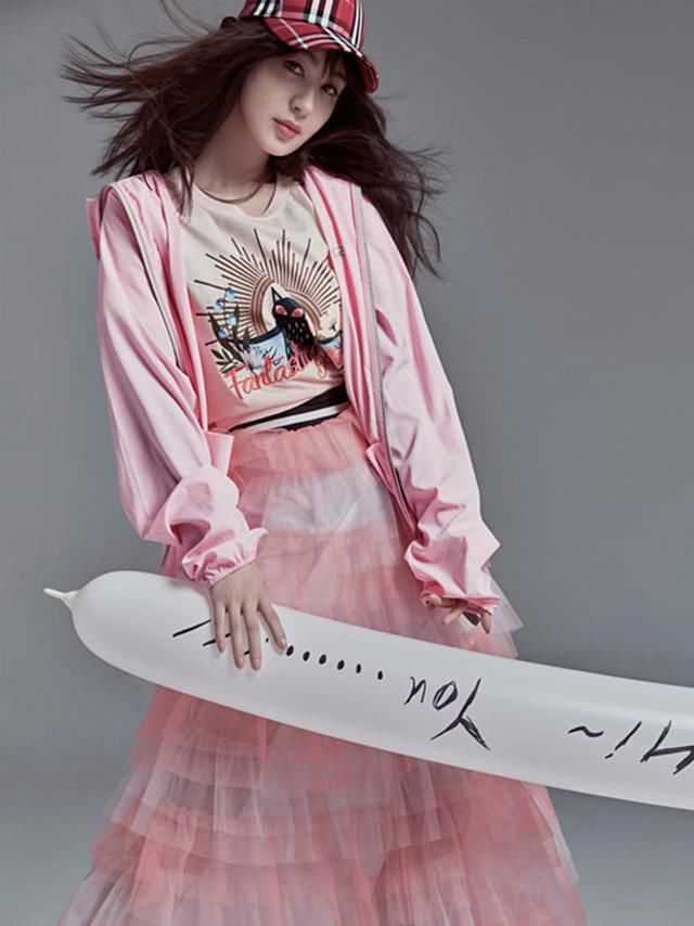 李菲儿与王鸥撞衫，靠露腰取胜，套塑料袋秀身材才“心机”!