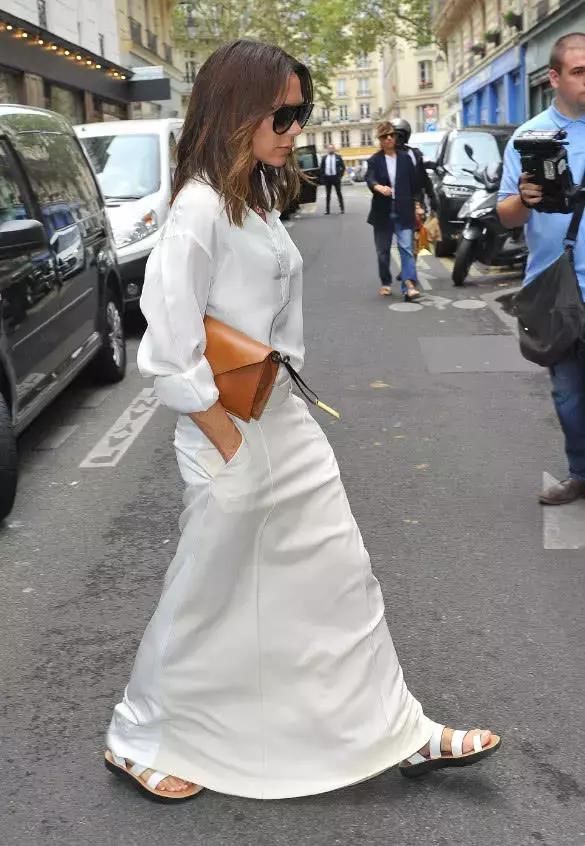 “贝嫂”维多利亚裙子就不能提上去点吗？网友：像一个行走的扫帚