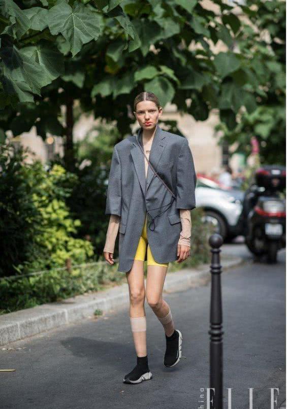 紧身打底裤展现纤细身姿，包裹性感，轻轻松松婀娜多姿