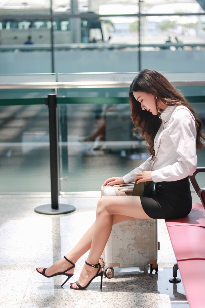 街拍：白衬衫的女孩，干净利落，就缺肉色丝袜长腿了!