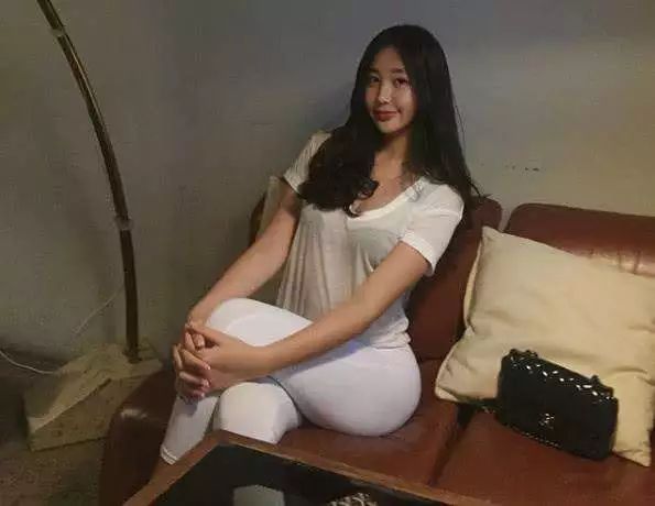 她虽长相一般,“微胖”身材却媲美卡戴珊,一双“粗腿”尽显魅力