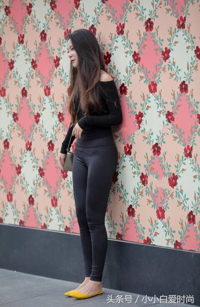 小姐姐穿弹力紧身裤勾勒出翘臀，这身材太让人羡慕了！