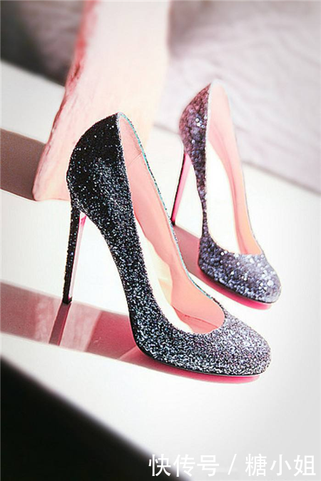 穿双漂亮的银色细高跟鞋，你还会去搭双袜子么？