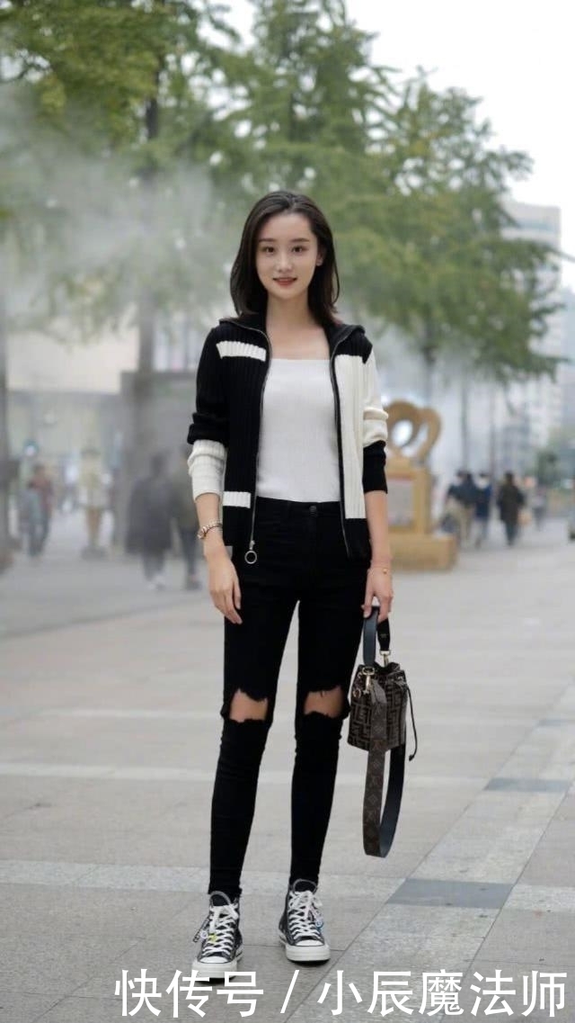  『小姐姐』路人街拍，小姐姐搭配黑色的破洞牛仔裤很显腿长，真的很美