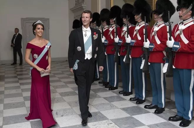 凯特王妃与丹麦王妃撞脸?二人似亲生姐妹，竟连珠宝品位都一样!