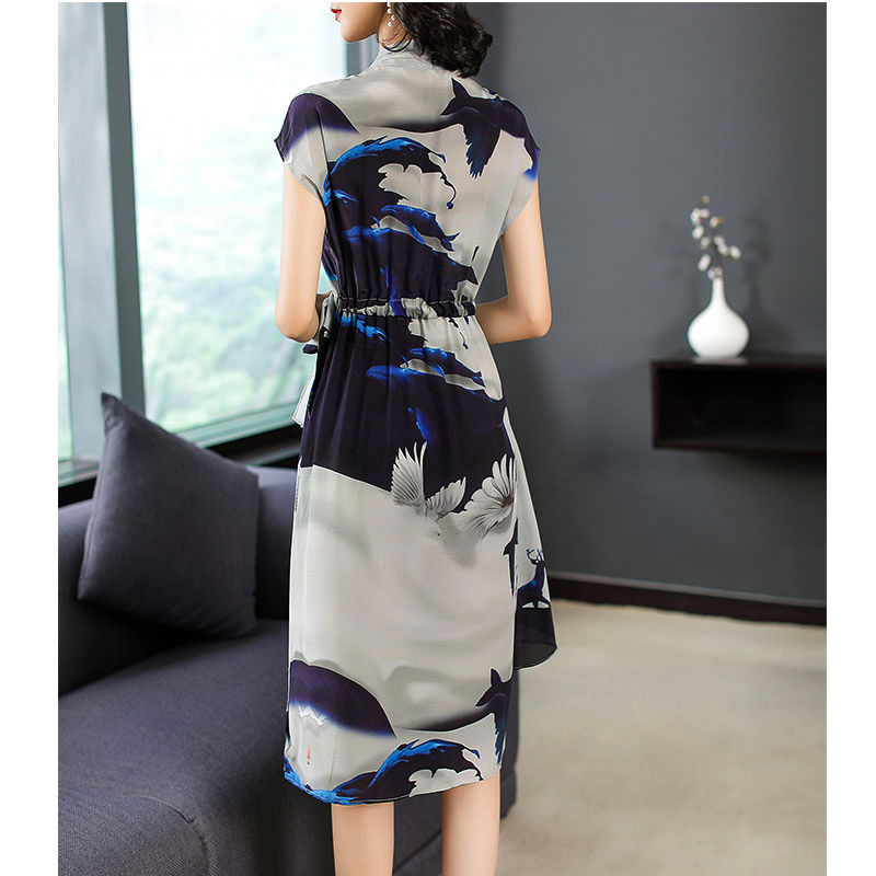 蚕丝裙,穿起来惊艳四方,彰显出妖娆的魅力身材,女人之首选