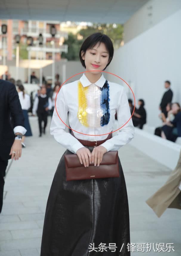 张俪在好好的衣服上围着一张口水巾，都34岁了还要强行装嫩!