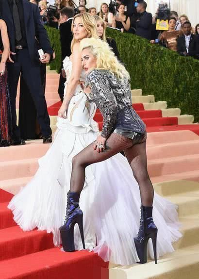 9位女星奇葩高跟鞋,第几个看着脚最疼?最后一位也未免太另类!